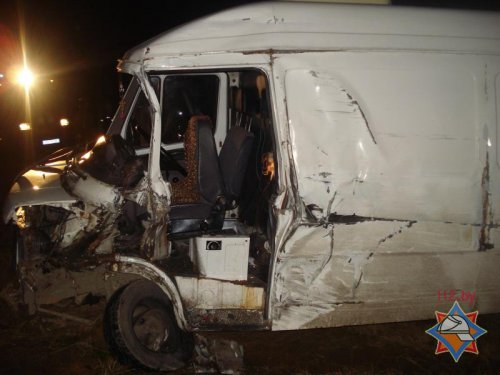 Водителя достали из груды металла