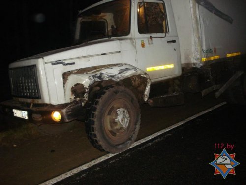 Водителя достали из груды металла