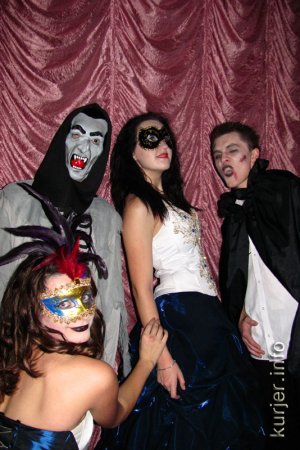 На школьном маскараде лучшим стал граф Дракула (фото)