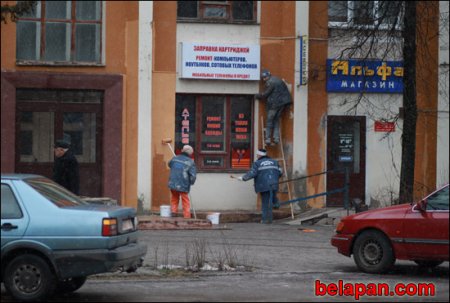 Бобруйск ждет Лукашенко. В городе красят заборы и фасады
