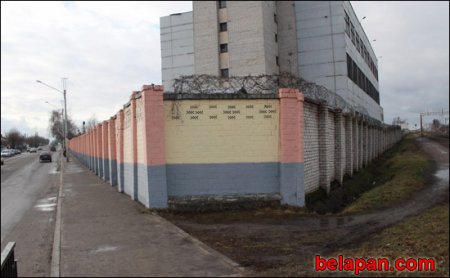 Бобруйск ждет Лукашенко. В городе красят заборы и фасады