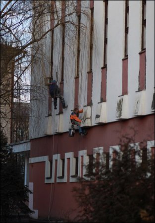 Бобруйск ждет Лукашенко. В городе красят заборы и фасады