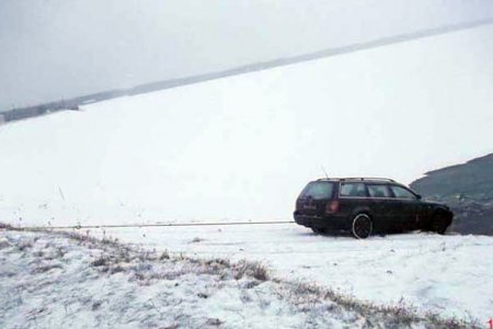 Автомобиль с людьми провалился под лёд Солигорского водохранилища