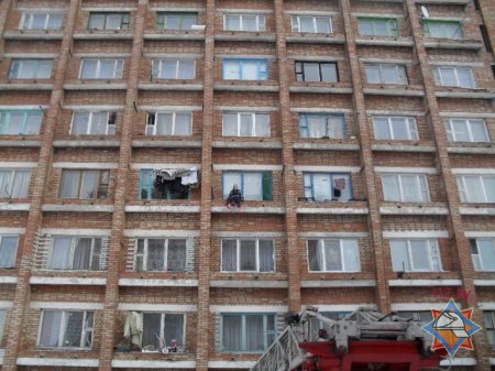 Фотофакт: в Бобруйске 82-летняя старушка забралась на парапет 4-го этажа строительного общежития
