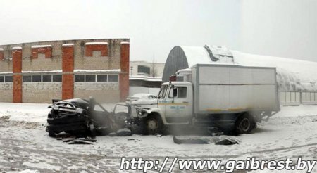 В Пинске и Пинском районе два Volkswagen выехали на встречную полосу — под грузовик и трактор