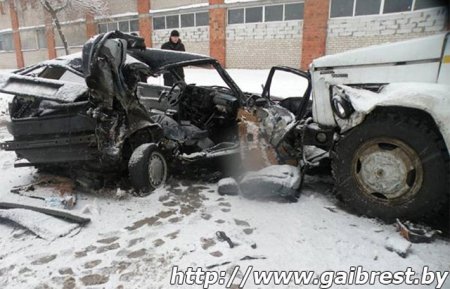 В Пинске и Пинском районе два Volkswagen выехали на встречную полосу — под грузовик и трактор