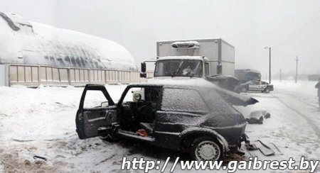 В Пинске и Пинском районе два Volkswagen выехали на встречную полосу — под грузовик и трактор