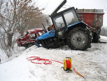 В Пинске и Пинском районе два Volkswagen выехали на встречную полосу — под грузовик и трактор