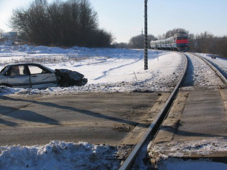 В Слониме пассажирский поезд столкнулся с легковушкой