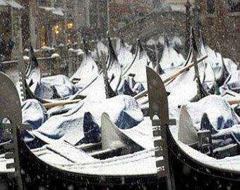 В Венеции впервые за 80 лет замерзли каналы (ФОТО)