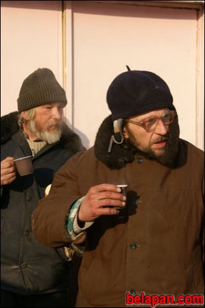 В Гомеле Красный Крест кормит и поит горячим чаем бездомных (фото)