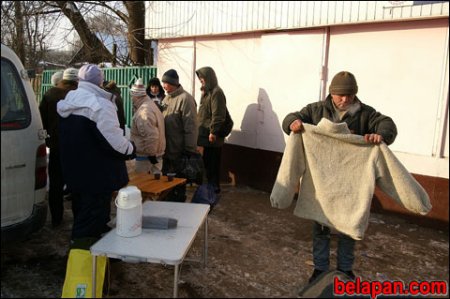 В Гомеле Красный Крест кормит и поит горячим чаем бездомных (фото)