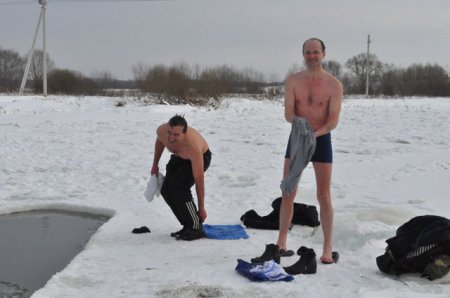Им ледяная вода нипочем (ВИДЕО)