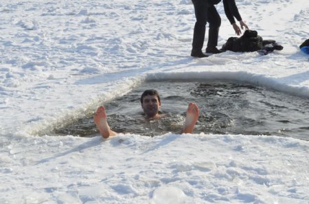 Им ледяная вода нипочем (ВИДЕО)