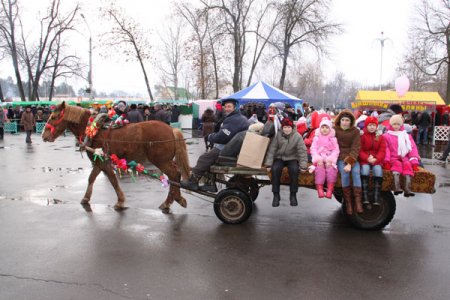 В воскресенье, 26 февраля, на центральной площади Рогачева прошло народное гулянье «Широкая Масленица».