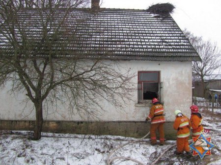 Бдительный прохожий спас мужчину из задымленного дома