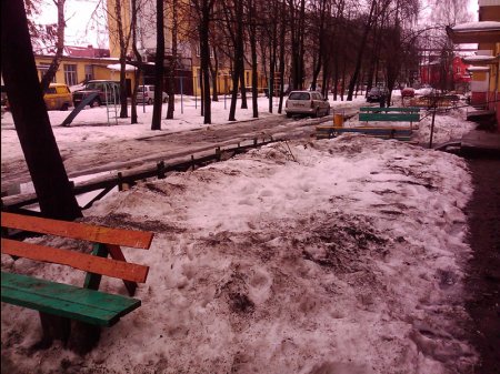 В Бобруйске с талой водой во дворах коммунальщики будут разбираться летом