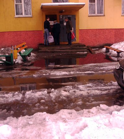 В Бобруйске с талой водой во дворах коммунальщики будут разбираться летом