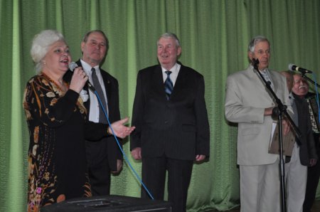 Слонимские мужчины станцевали свои дамам «танец маленьких лебедей»