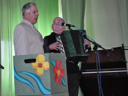 Слонимские мужчины станцевали своим дамам «танец маленьких лебедей»