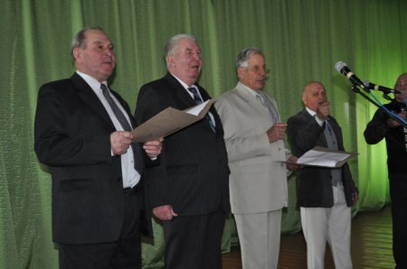 Слонимские мужчины станцевали своим дамам «танец маленьких лебедей»