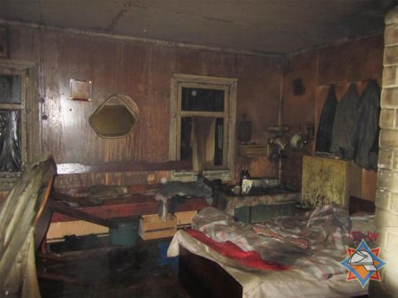 В Гудах хозяйка выжигала траву и подожгла дом (фото)