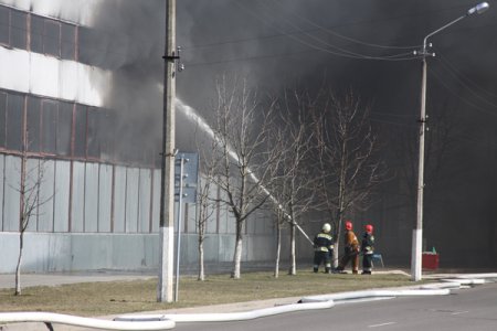 Пожар на территории завода радиодеталей тушили почти 4 часа