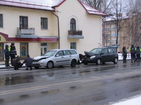В Слониме на улице Шоссейной столкнулись три иномарки