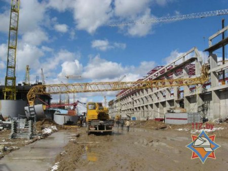 В Кричевском районе кран упал на строящееся здание