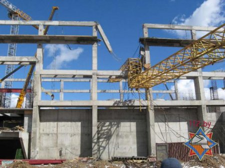 В Кричевском районе кран упал на строящееся здание