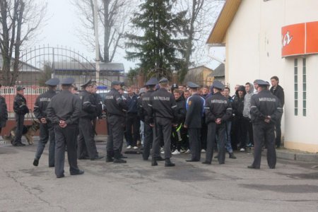 В Слониме футбольные фанаты сошлись стенка на стенку на площади Ленина