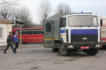 В Слониме футбольные фанаты сошлись стенка на стенку на площади Ленина