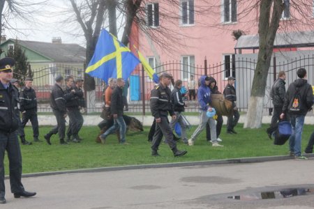 В Слониме футбольные фанаты сошлись стенка на стенку на площади Ленина (ВИДЕО)