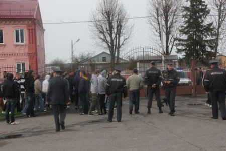 В Слониме футбольные фанаты сошлись стенка на стенку на площади Ленина (ВИДЕО)