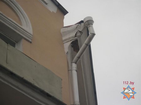 Кусок штукатурки упал на голову шестилетнему ...