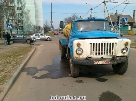 ДТП на перекрестке: пострадали пенсионер и школьница