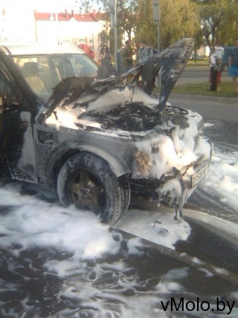 На мосту загорелся автомобиль (фото)