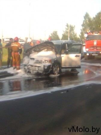 На мосту загорелся автомобиль (фото)