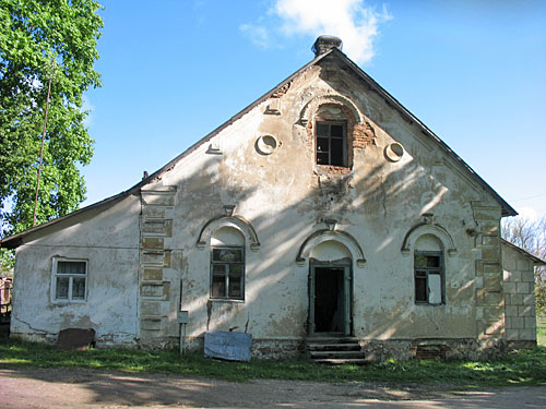 В Лидском районе работники одного из хозяйств живут во дворце