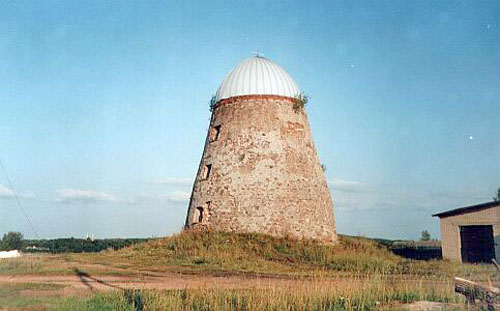 В Лидском районе работники одного из хозяйств живут во дворце