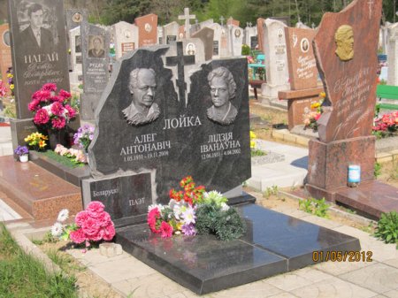 Слонімскія дэмакраты пабывалі на прэзентацыі кніг Сяргея Чыгрына і ўсклалі кветкі на магілу Алега Лойкі