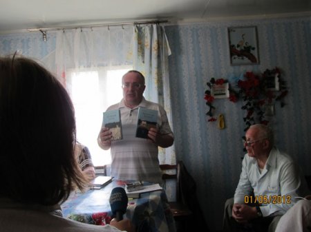 Слонімскія дэмакраты пабывалі на прэзентацыі кніг Сяргея Чыгрына і ўсклалі кветкі на магілу Алега Лойкі