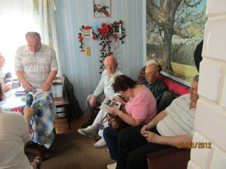 Слонімскія дэмакраты пабывалі на прэзентацыі кніг Сяргея Чыгрына і ўсклалі кветкі на магілу Алега Лойкі