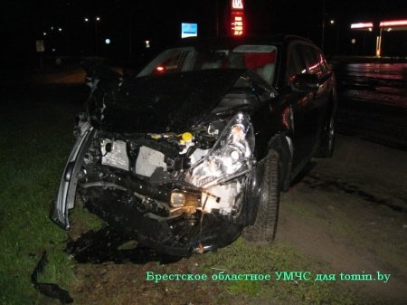 В Пинске столкнулись "Ауди" и "Субару": пока спасали пассажира одной иномарки, водитель второй сбежал