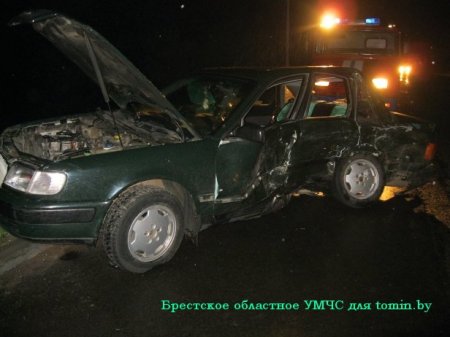 В Пинске столкнулись "Ауди" и "Субару": пока спасали пассажира одной иномарки, водитель второй сбежал