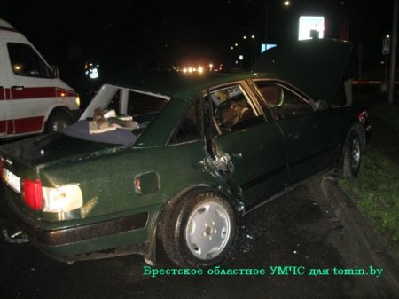 В Пинске столкнулись "Ауди" и "Субару": пока спасали пассажира одной иномарки, водитель второй сбежал