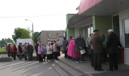 Молочные очереди в Слониме становятся всё длиннее. Как решить молочную проблему, не знают даже в Министерстве экономики