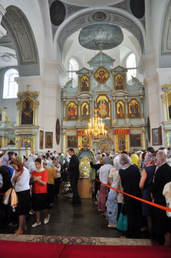 Перед чудотворной иконой Божьей Матери Жировичской преклонились многочисленные паломники