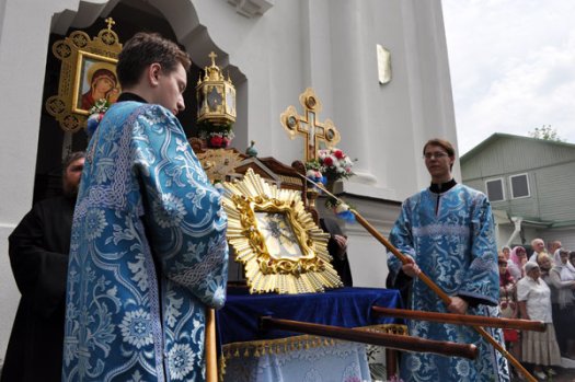 Перед чудотворной иконой Божьей Матери Жировичской преклонились многочисленные паломники