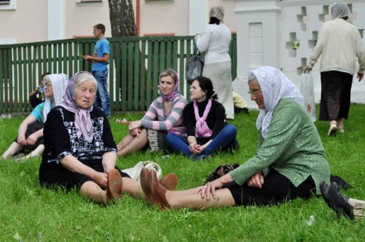 Перед чудотворной иконой Божьей Матери Жировичской преклонились многочисленные паломники